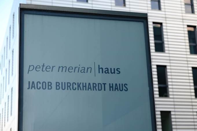 A sign on a building

Description automatically generated with medium confidence