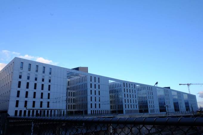 A large building with many windows

Description automatically generated with low confidence